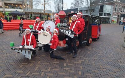 Koud weer kan de pret op kerstmarkt Veenendaal niet drukken: bezoekers genieten van slagwerkgroep de Voortzetters en leuke activiteiten