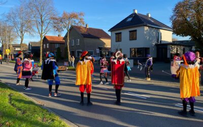 Muziekpieten brengen feestelijke sfeer tijdens intocht van Sinterklaas in Voorthuizen